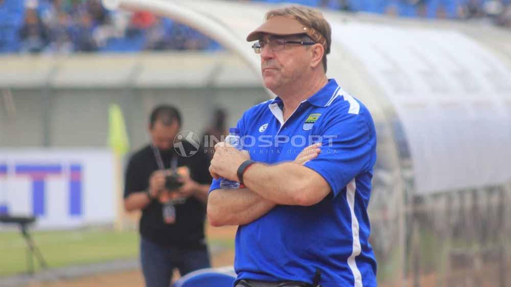 Pelatih Persib Bandung, Robert Rene Alberts di Stadion Si Jalak Harupat, Kabupaten Bandung, Sabtu (04/05/2019). Foto: Arif Rahman/INDOSPORT Copyright: Arif Rahman/INDOSPORT