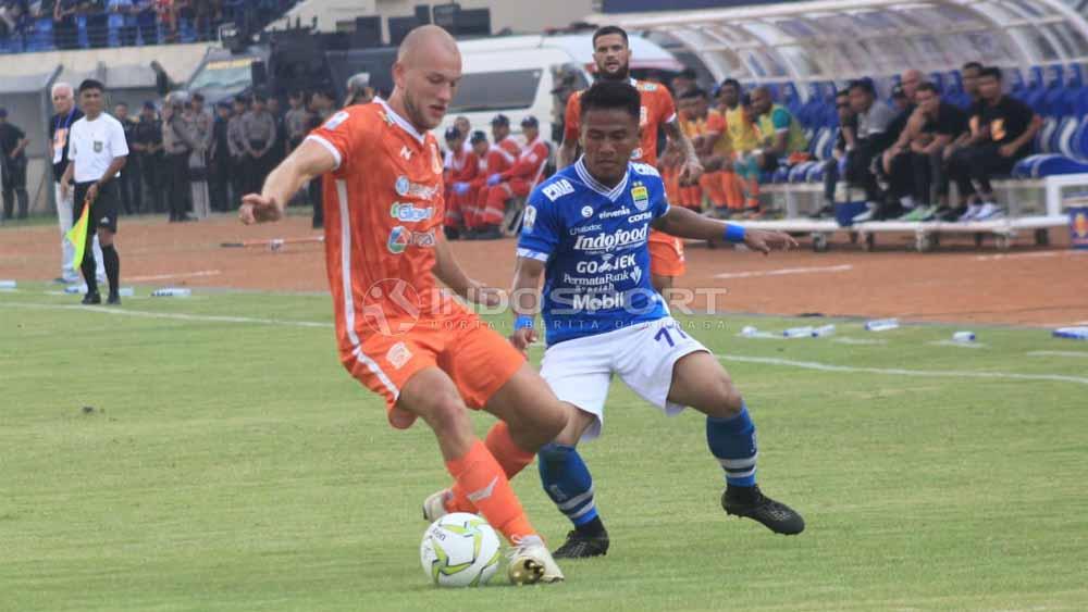 Pemain Persib, Ghozali Siregar berusaha merebut bola dari pemain Borneo FC pada laga Persib Bandung vs Borneo FC di Stadion Si Jalak Harupat, Kabupaten Bandung, Sabtu (04/05/2019). Foto: Arif Rahman/INDOSPORT Copyright: Arif Rahman/INDOSPORT