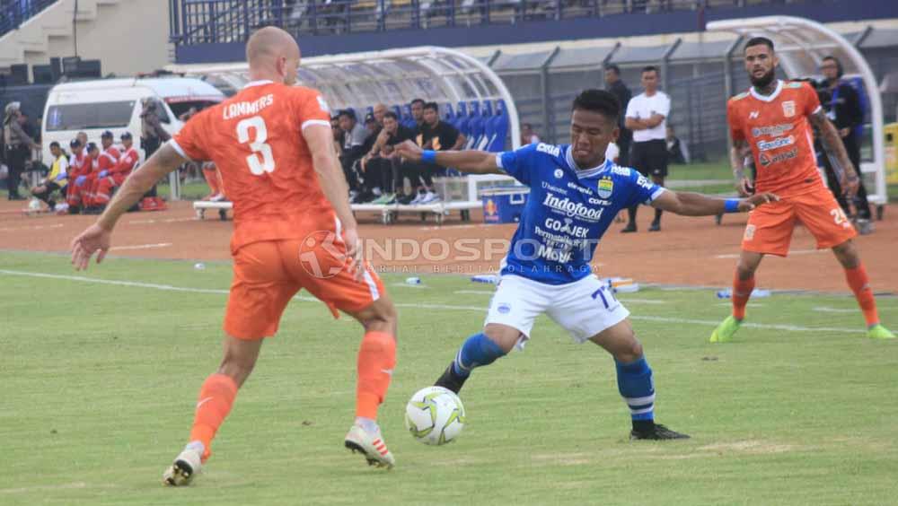Pemain Persib, Ghozali Siregar (tengah) memutuskan untuk mundur dari tim.