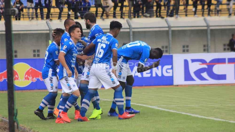 Selebrasi Pemain Persib, saat merayakan gol pada laga Persib Bandung vs Borneo FC di Stadion Si Jalak Harupat, Kabupaten Bandung, Sabtu (04/05/2019). Foto: Arif Rahman/INDOSPORT