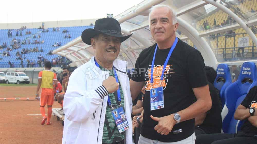 Pelatih Borneo FC, Mario Gomez dan Umuh Muchtar di Stadion Si Jalak Harupat, Kabupaten Bandung, Sabtu (04/05/2019). Foto: Arif Rahman/INDOSPORT Copyright: Arif Rahman/INDOSPORT