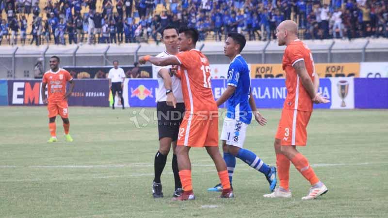 Pemain Borneo FC memprotes wasit pada laga Persib Bandung vs Borneo FC di Stadion Si Jalak Harupat, Kabupaten Bandung, Sabtu (04/05/2019). Foto: Arif Rahman/INDOSPORT