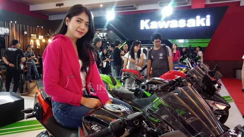 Dinda Prasca, mahasiswi cantik yang berpengalaman di bidang otomotif. Foto: Shintya Anya Maharani/INDOSPORT Copyright: Shintya Anya Maharani/INDOSPORT