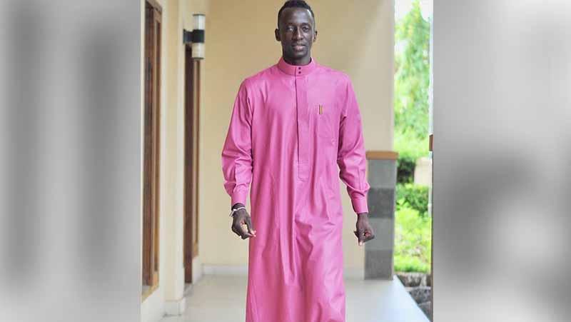 Pemain Arema FC, Makan Konate saat memakai baju Gamis. Foto: instagram.com/makankonate10 Copyright: instagram.com/makankonate10