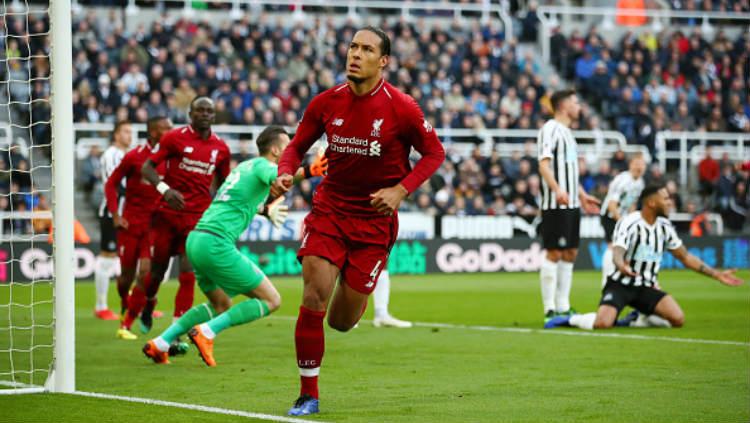 Van Dijk mencetak gol pembuka Liverpool ke gawang Newcastle United Copyright: Clive Brunskill/Getty Images