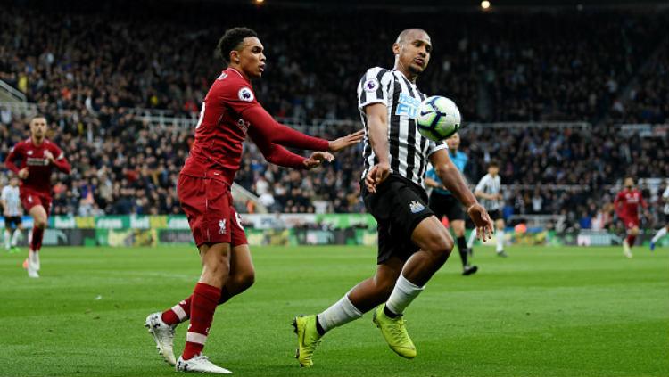 Alexander-Arnold coba merebut bola dari Salomon Rondon Copyright: Shaun Botterill/Getty Images