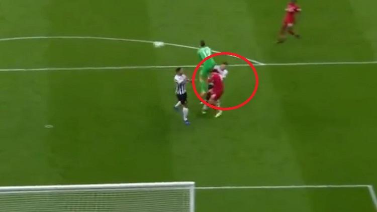 Insiden cedera kepala Mohamed Salah di laga Newcastle vs Liverpool, Minggu (05/05/19) dini hari WIB.