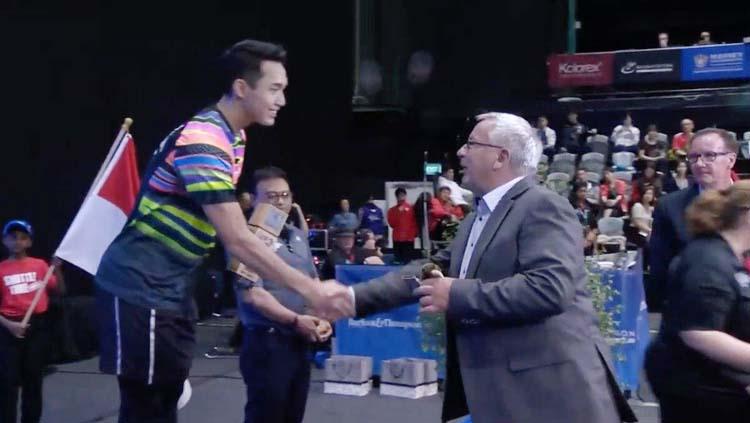 Jonathan Christie berhasil menerima penghargaan sebagai juara  New Zealand Open. Copyright: Badminton Talk