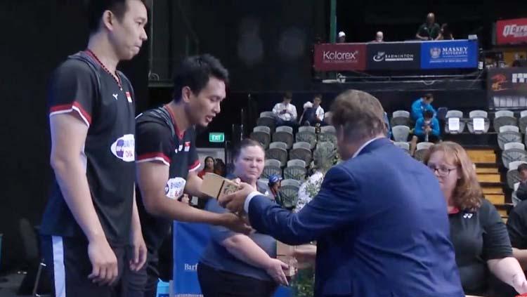 Mohammad Ahsan/Hendra Setiawan menerima penghargaan sebagai juara di ajang All England Open 2019. Copyright: IG BARU: bulutangkisRI_
