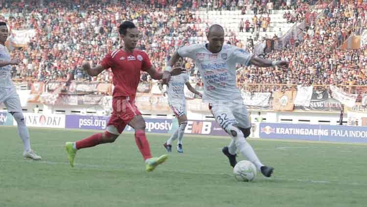 Novri Setiawan (kiri) hanyalah nama terbaru yang diusir wasit dalam derby klasik Persija Jakarta vs Persib Bandung. Abdul Aziz/INDOSPORT.