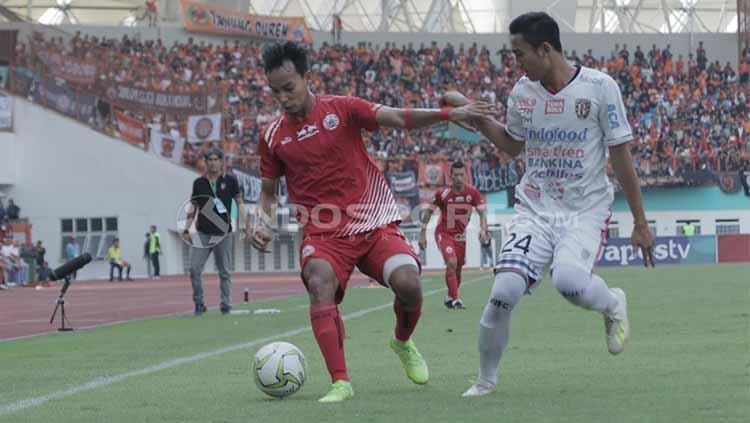 Novri Setiawan dikartu merah di laga Persija melawan Persib.