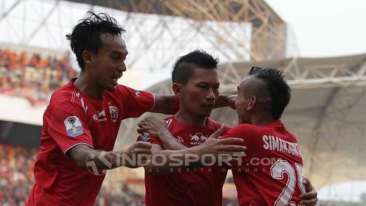 Bersama Riko & Novri, Ismed Sofyan selebrasi saat mencetak gol untuk Persija Jakarta. - INDOSPORT