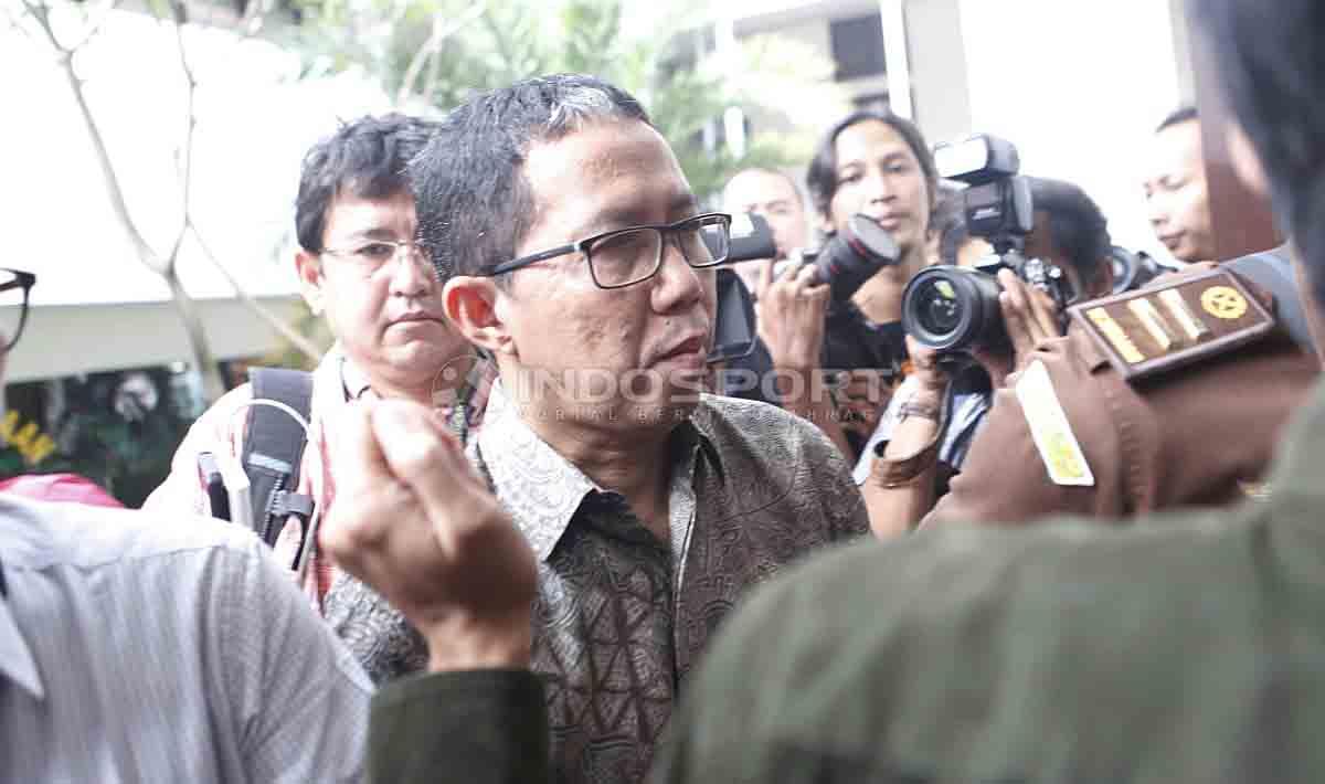 Joko Driyono (kiri) tiba di Pengadilan Negeri Jakarta Selatan untuk mengikuti sidang perdana kasus Pengrusakan Barang Bukti Pengaturan Skor, Senin (06/05/19). Foto: Herry Ibrahim/INDOSPORT