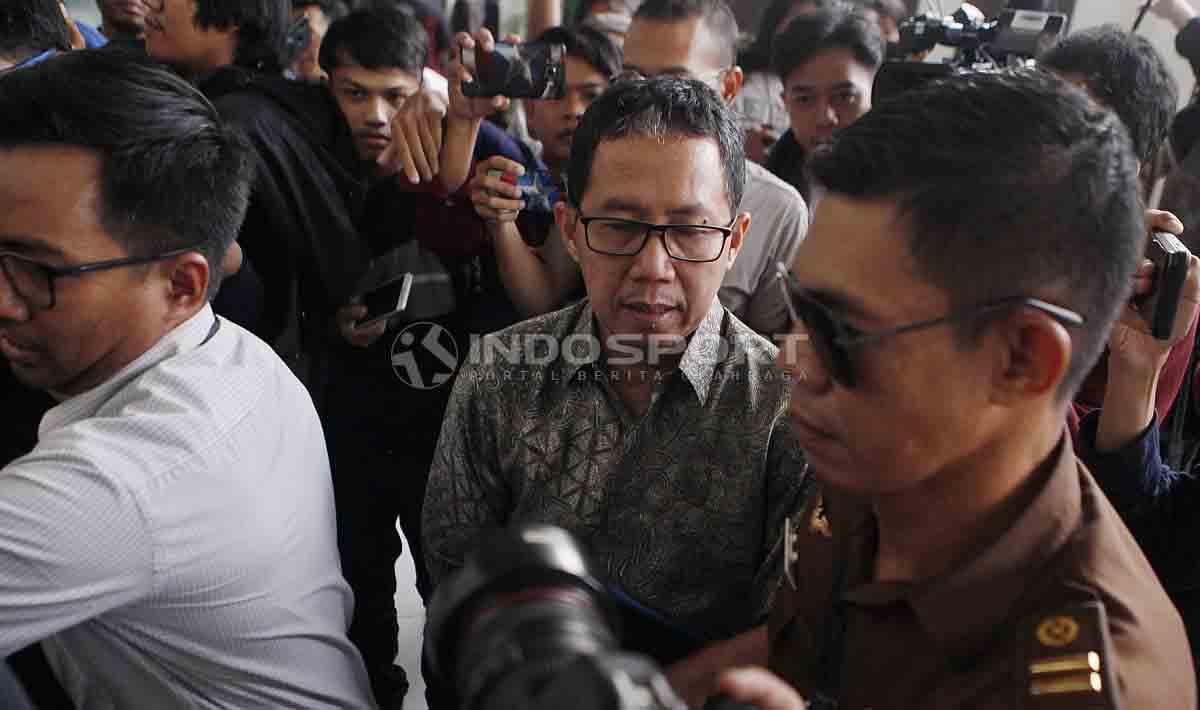 Joko Driyono (kiri) tiba di Pengadilan Negeri Jakarta Selatan untuk mengikuti sidang perdana kasus Pengerusakan Barang Bukti Pengaturan Skor, Senin (06/05/19). Foto: Herry Ibrahim/INDOSPORT - INDOSPORT