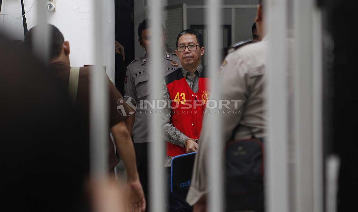 Joko Driyono menuju ruang sidang utama untuk mengikuti sidang kasus Pengrusakan Barang Bukti Pengaturan Skor setelah sempat menunggu di gedung sel Pengadilan Negeri Jakarta Selatan, Senin (06/05/19). Foto: Herry Ibrahim/INDOSPORT