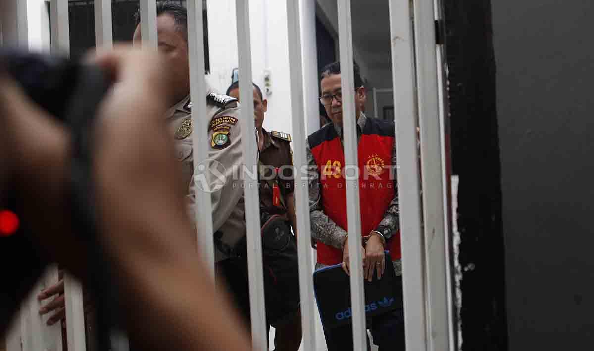Joko Driyono menuju ruang sidang utama untuk mengikuti sidang kasus Pengrusakan Barang Bukti Pengaturan Skor setelah sempat menunggu di gedung sel Pengadilan Negeri Jakarta Selatan, Senin (06/05/19). Foto: Herry Ibrahim/INDOSPORT