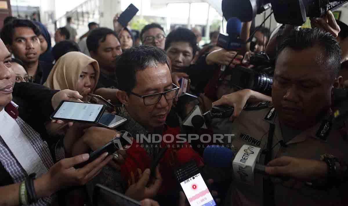 Joko Driyono dikerubuti awak media saat sidang kasus Pengrusakan Barang Bukti Pengaturan Skor di gedung sel Pengadilan Negeri Jakarta Selatan, Senin (06/05/19). Foto: Herry Ibrahim/INDOSPORT