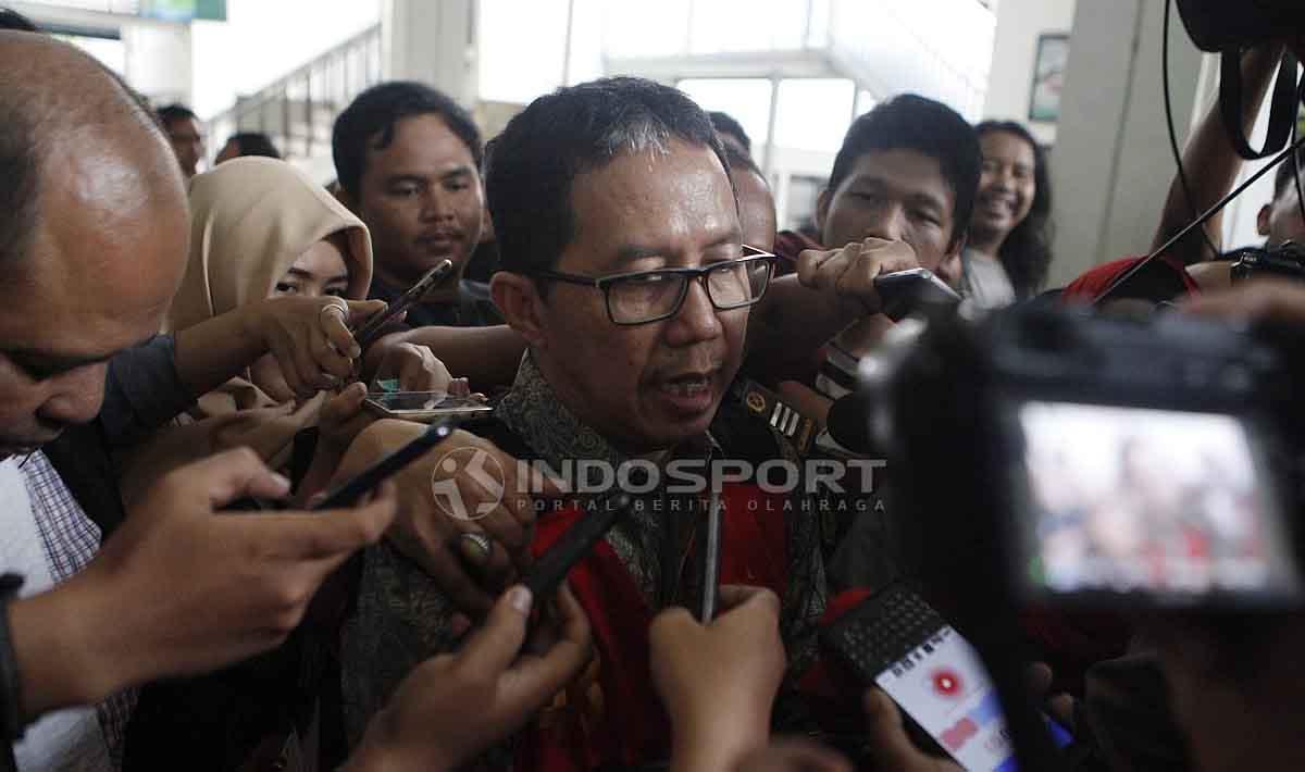 Joko Driyono dikerubuti awak media saat sidang kasus Pengrusakan Barang Bukti Pengaturan Skor di gedung sel Pengadilan Negeri Jakarta Selatan, Senin (06/05/19). Foto: Herry Ibrahim/INDOSPORT
