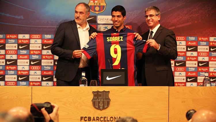 Luis Suarez (tengah) saat pertama kali diperkenalkan Barcelona pada tahun 2014 lalu.jpg Copyright: NurPhoto/GettyImages