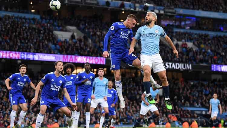 Duel udara antara striker Leicester City, Jamie Vardy (kiri) dengan striker Man City, Sergio Aguero. Copyright: Laurence Griffiths/Getty Images