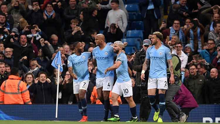 Selebrasi para pemain Man City saat Vincent Kompany (tengah) berikan keunggulan atas Leicester City. Copyright: Laurence Griffiths/GettyImages