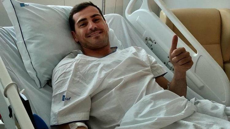 Iker Casillas saat berada di rumah sakit. - INDOSPORT