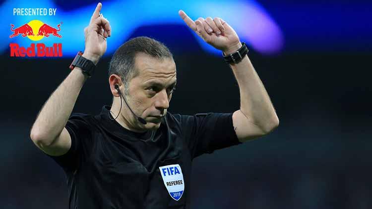 Wasit Cuneyt Cakir memberi isyarat saat pertandingan Perempat Final Liga Champions antara Manchester City vs Tottenham Hotspur di Stadion Etihad. Foto: Simon Stacpoole/Offside/Getty Images