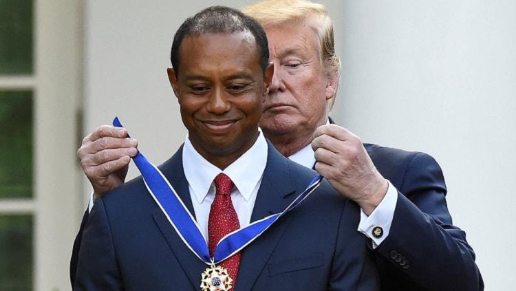 Presiden Donald Trump memberi penghargaan ke Tiger Woods. Foto: Clodagh Kilcoyne/Reuters. - INDOSPORT