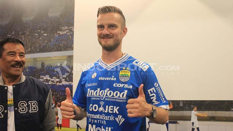 Manajemen PT Persib Bandung Bermartabat (PBB) memperkenalkan Rene Mihelic sebagai pemain trail Persib di 1933 Dapur & Kopi, Jalan Sulanjana, Kota Bandung, Selasa (07/05/2019).