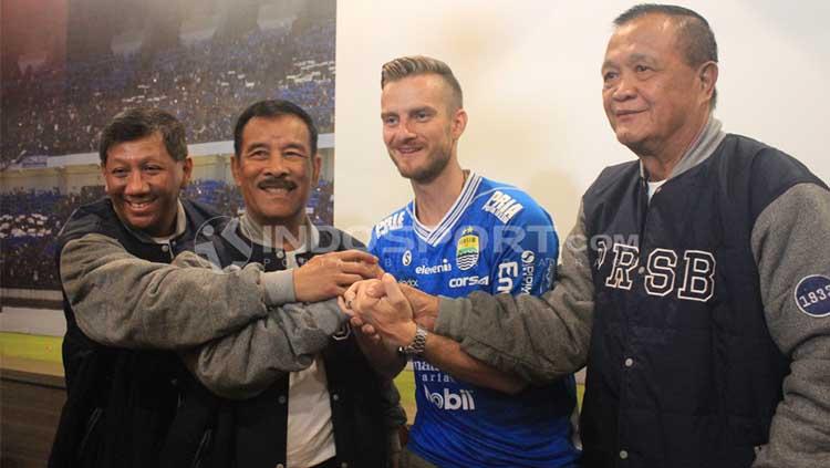 Manajemen PT Persib Bandung Bermartabat (PBB) memperkenalkan Rene Mihelic sebagai pemain trail Persib di 1933 Dapur & Kopi, Jalan Sulanjana, Kota Bandung, Selasa (07/05/2019).