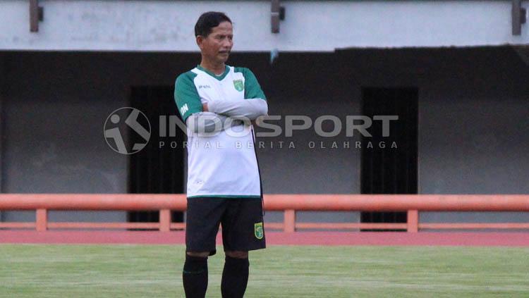 Djadjang Nurdjaman memimpin latihan Persebaya di Stadion GBT. Copyright: Fitra Herdian