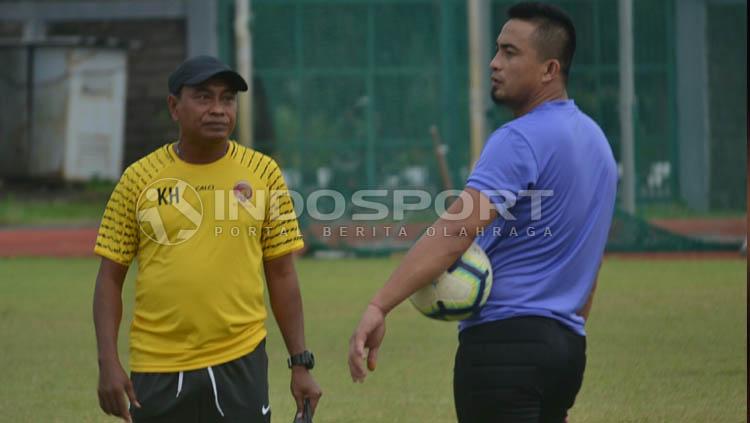 Pelatih Sriwijaya FC, Kas Hartadi (kiri) dan pelatih kiper, Ferry Rotinsulu. Copyright: Muhammad Effendi/INDOSPORT