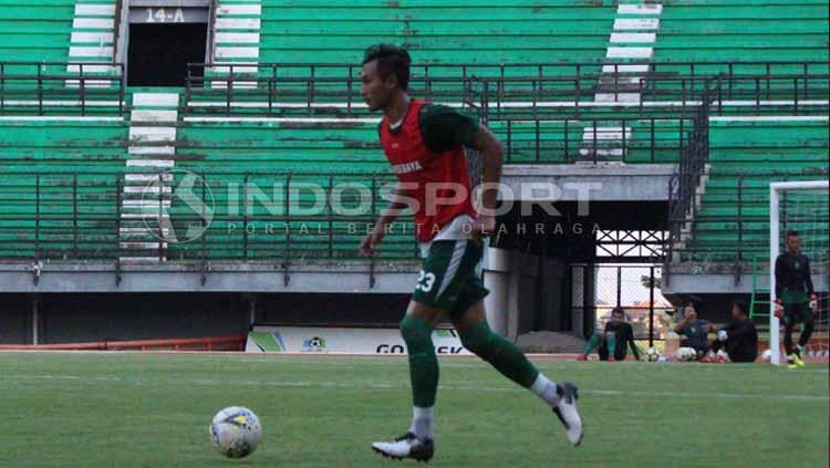 Hansamu Yama ketika berlatih dengan Persebaya di Stadion GBT. Copyright: Fitra Herdian