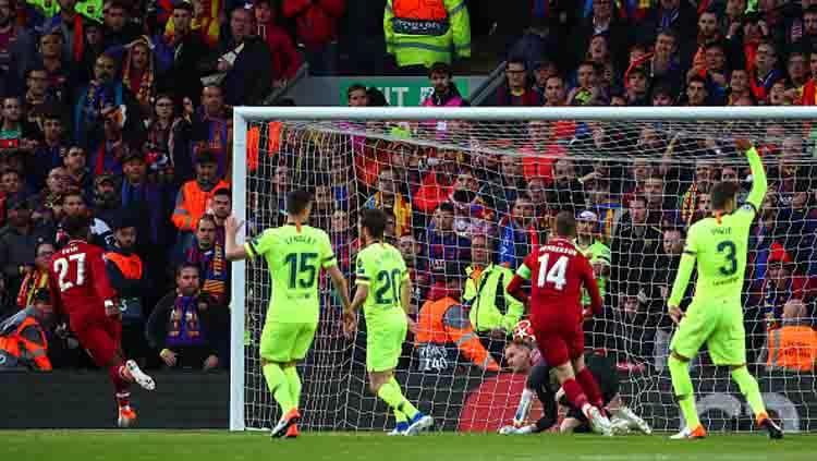 Striker Liverpool, Divock Origi (paling kiri) memberikan keunggulan untuk timnya atas Barcelona. Copyright: Robbie Jay Barratt - AMA/Getty Images