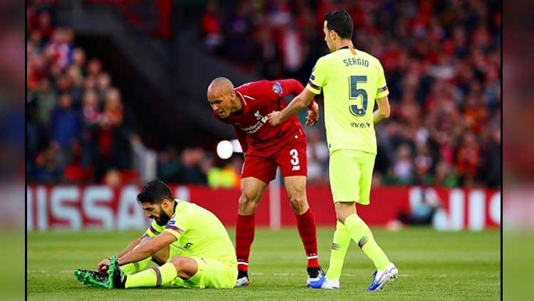 Bek Liverpool, Fabinho (tengah) meluapkan emosinya terhadap striker Barcelona, Luis Suarez. - INDOSPORT