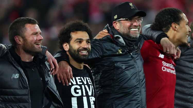 Meski absen, Mohamed Salah ikut merayakan keberhasilan Liverpool melaju ke final Liga Champions 2018/19.