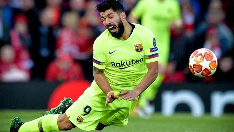 Luis Suarez dianggap melakukan diving saat melawan Liverpool di semifinal leg kedua Liga Champions 2018/19. Copyright: Twitter.comSMFutbol