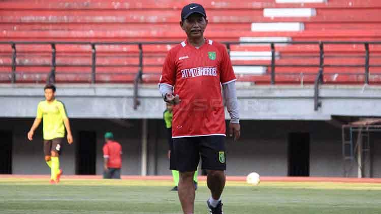 Djadjang Nurdjaman memimpin latihan Persebaya di Stadion GBT. Fitra Herdian/INDOSPORT