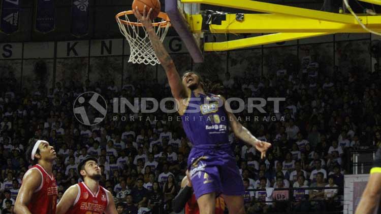 Maxie Esho berhasil melakukan layup saat melawan Singapore Slinger, Rabu (8/5/19).