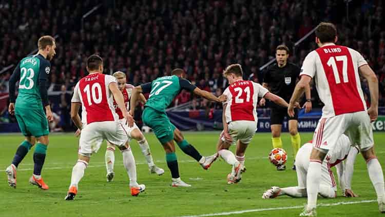 Meski dikepung oleh para pemain Ajax Amsterdam, Lucas Moura tetap mampu melepaskan tembakan yang berbuah menjadi gol.