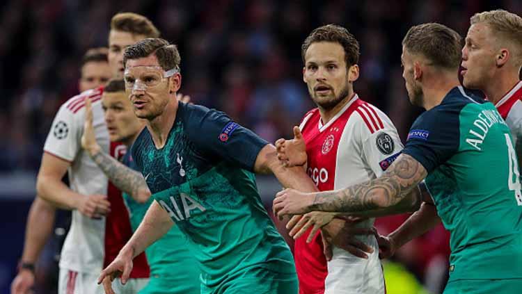 Para pemain Ajax Amsterdam dan Tottenham Hotspur saling menutup celah agar tak terjadi hal tidak diinginkan.