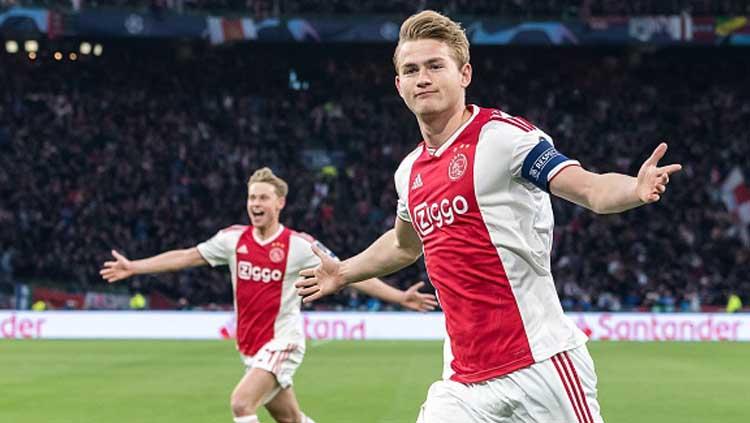 Bek tengah sekaligus kapten Ajax Amsterdam, Matthijs de Ligt sempat memberikan keunggulan di babak pertama atas Tottenham Hotspur. - INDOSPORT