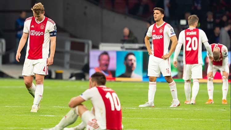 Sempat ekspresi senang karena unggul lebih dulu, namun pada akhirnya para pemain Ajax Amsterdam tertunduk lesu saat dikalahkan Tottenham Hotspur. - INDOSPORT