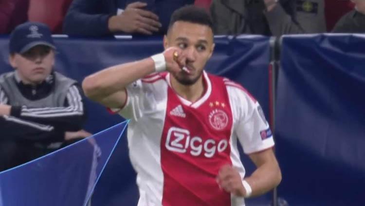 Noussair Mazroui berbuka puasa saat laga Ajax vs Tottenham Hotspur memasuki menit ke-24.