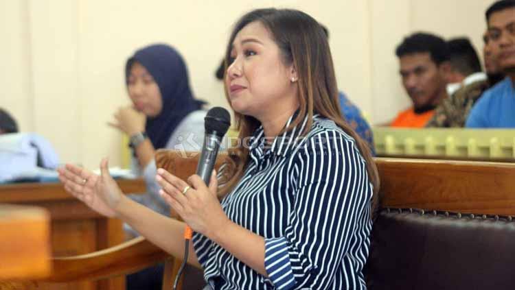 Kubu Lasmi Indaryani kurang puas dengan keputusan hukuman yang dijatuhkan ke enam terdakwa kasus mafia pengaturan skor sepak bola Indonesia. - INDOSPORT