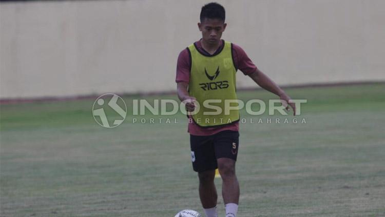 Bek Timnas Indonesia U-23, Frediyan Wahyu Sugiyantoro saat latihan bersama PSIS Semarang. - INDOSPORT