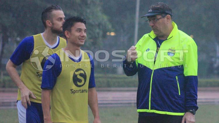Robert Rene Alberts memberikan arahan pada Kim Jeffrey Kurniawan. Copyright: Arif Rahman/INDOSPORT