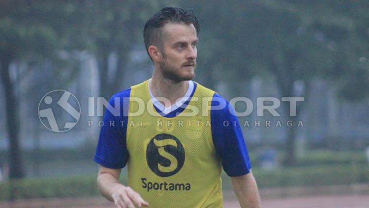 Pemain anyar Persib Bandung, Rene Mihelic tampak serius saat sedang latihan.