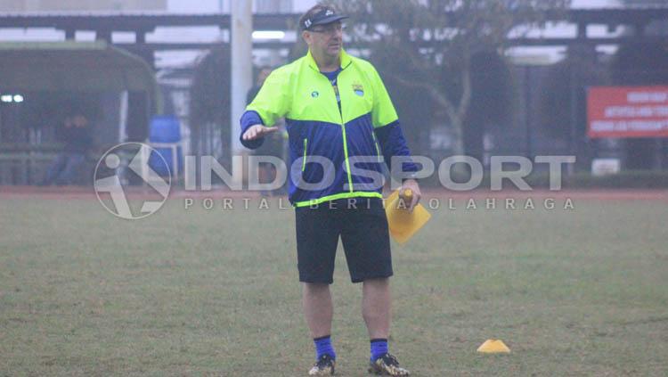 Pelatih Persib Bandung, Robert Rene Alberts memberikan arahan saat sedang latihan.