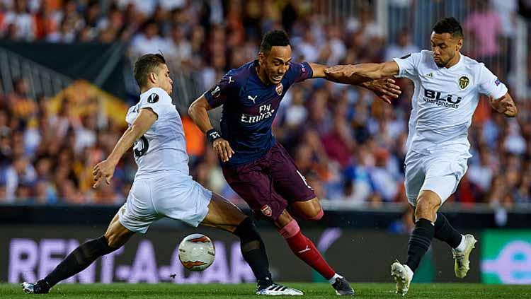 Striker Arsenal, Pierre-Emerick Aubameyang (tengah) mendapat penjagaan ketat dari 2 bek Valencia, Gabriel Paulista (kiri) dan Francis Coquelin - INDOSPORT